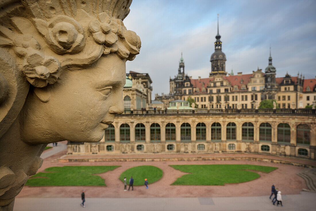 Blick vom Kronentor auf Figur und den Innenhof des Dresdner Zwinger, Dresden, Freistaat Sachsen, Deutschland, Europa