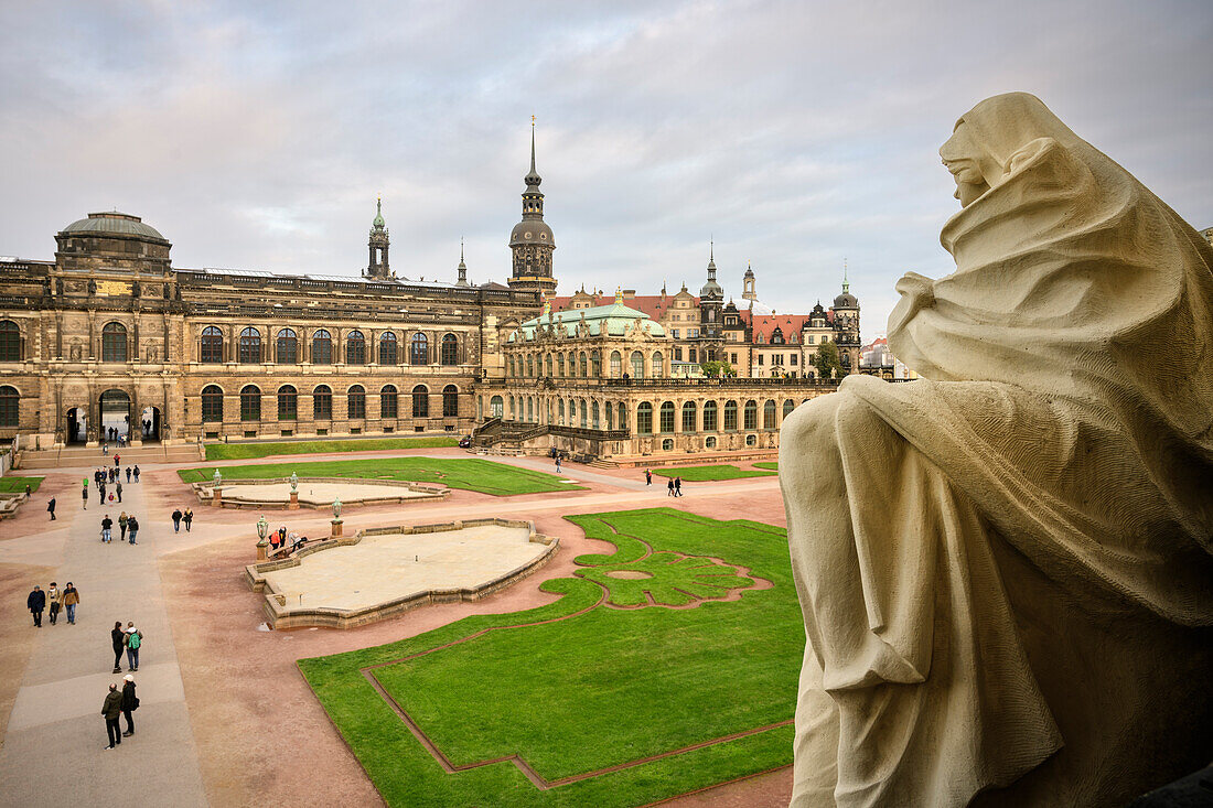 Blick über Dresdner Zwinger hin zum Grünes Gewölbe und der Gemäldegalerie Alte Meister, Dresden, Freistaat Sachsen, Deutschland, Europa