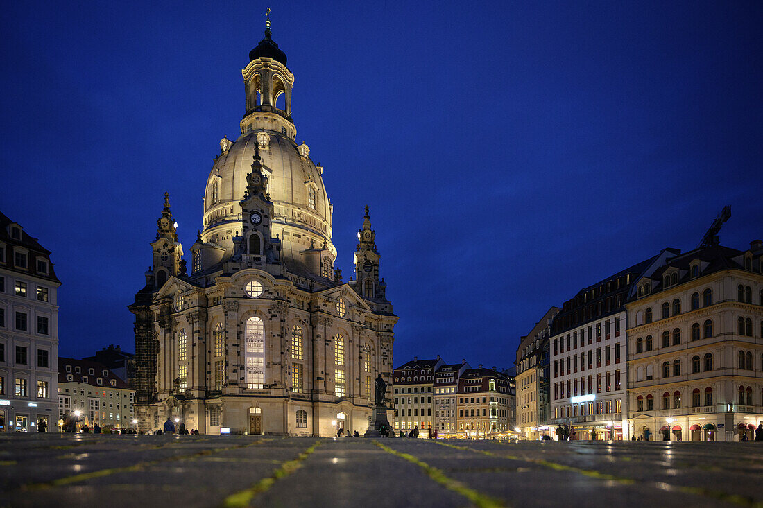 Neumarkt mit Frauenkirche und Martin Luther Statue in Dresden, Freistaat Sachsen, Deutschland, Europa