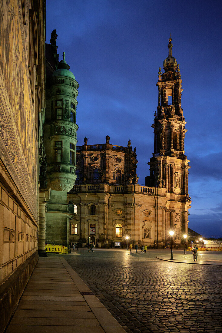 Außenmauer vom Stallhof mit Blick zur Kathedrale Sanctissimae Trinitatis, Dresden, Freistaat Sachsen, Deutschland, Europa