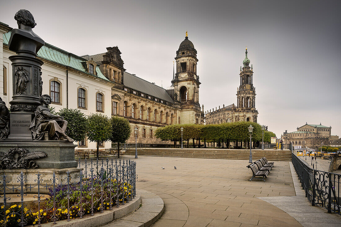 Blick vom Terrassenufer über Ernst Rietschel Denkmal hin zur Kathedrale Sanctissimae Trinitatis, Dresden, Freistaat Sachsen, Deutschland, Europa