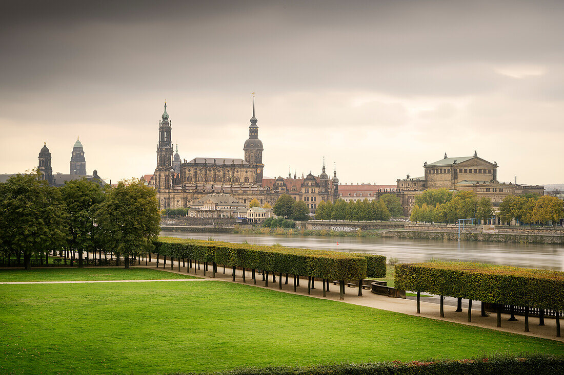 Blick über Elbe vom Königsufer auf die Altstadt von Dresden, Freistaat Sachsen, Deutschland, Europa