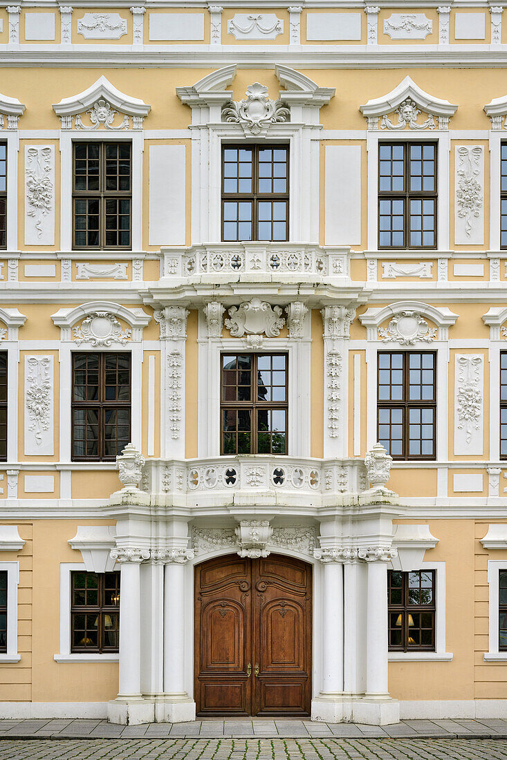Barocke gelbe Fassade in Dresdner Altstadt, Dresden, Freistaat Sachsen, Deutschland, Europa