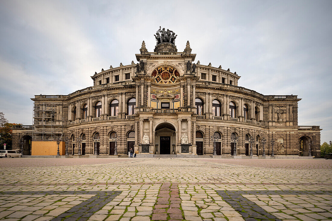 Semperoper in Dresden mit Quadriga, Freistaat Sachsen, Deutschland, Europa