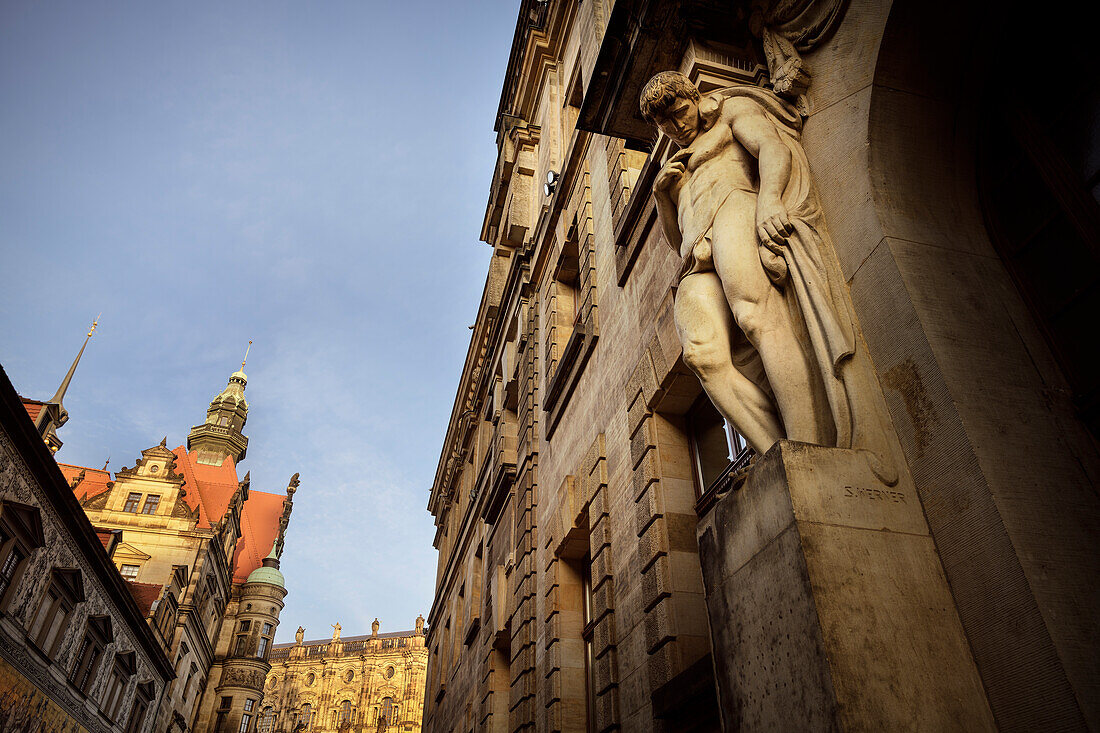 Figur aus Stein an Kunstakademie mit Blick zum Georgentor, Dresden, Freistaat Sachsen, Deutschland, Europa