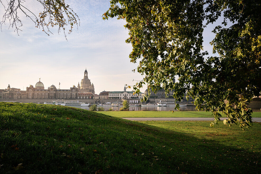 Blick über Elbe auf die Altstadt von Dresden mit Kuppel der Frauenkirche und "Zitronenpresse", Freistaat Sachsen, Deutschland, Europa