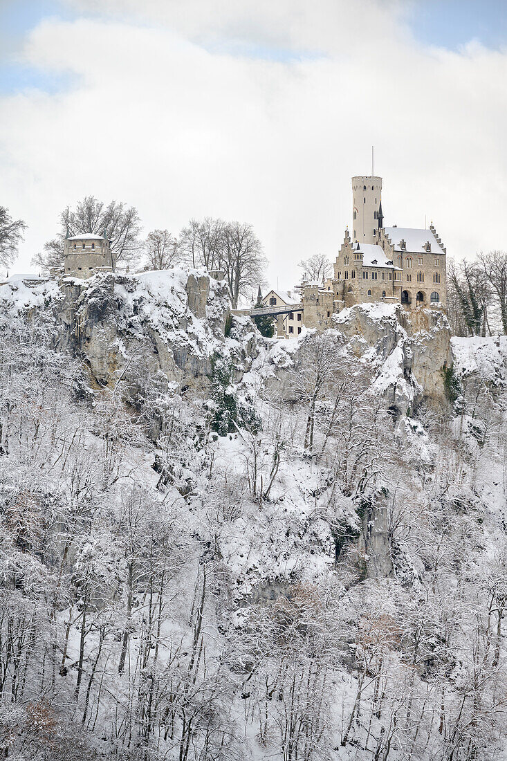 schneebedecktes Schloss Lichtenstein (Märchenschloss Württembergs), Honau, Landkreis Reutlingen, Schwäbische Alb, Baden-Württemberg, Deutschland, Europa