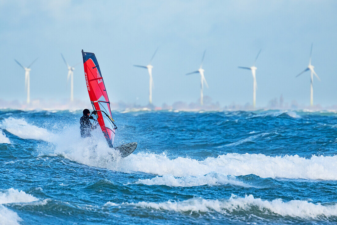 Surfer in Heiligenhafen mit Windenergieanlagen im Hintergrund, Heiligenhafen, Ostsee, Schleswig-Holstein, Deutschland