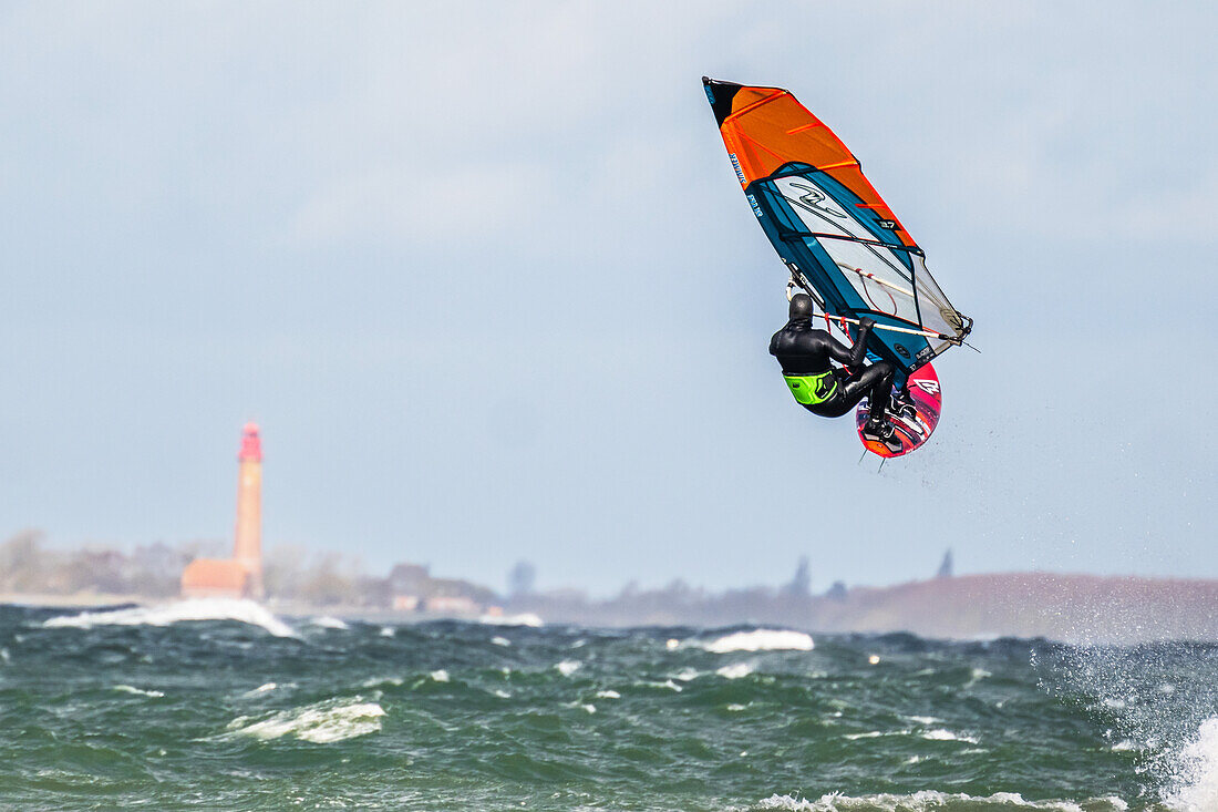 Windsurfer im Sprung, in Heiligenhafen, Ostsee, Schleswig-Holstein, Deutschland