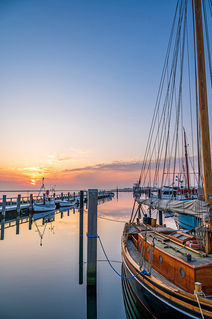 Kleinfischerbruecke and museum harbor with boats in Heiligenhafen in the morning light, harbour, Baltic Sea, Ostholstein, Schleswig-Holstein, Germany