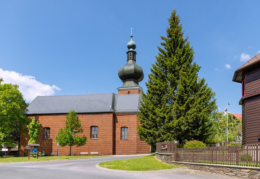 Dreifaltigkeitskirche in Srní im Nationalpark Šumava im Böhmerwald, Tschechien
