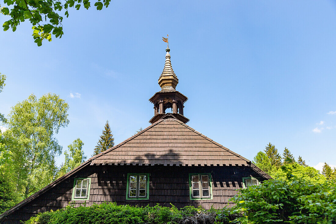 Traditionelles Holzhaus Klostermannova chalupa mit Holzschindeln bei Srní im Nationalpark Šumava, Böhmerwald, Tschechien