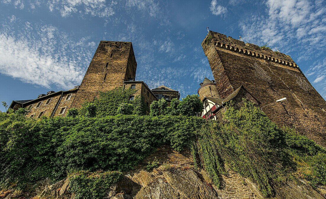 Blick auf die Schönburg im Abendlicht, Oberwesel, Oberes Mittelrheintal, Rheinland-Pfalz, Deutschland