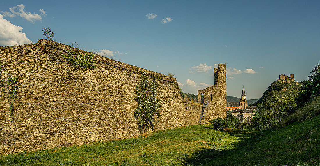 City wall and defense tower on the Michelfeld, in the background the Church of Our Lady and the Schönburg, Oberwesel, Upper Middle Rhine Valley, Rhineland-Palatinate, Germany