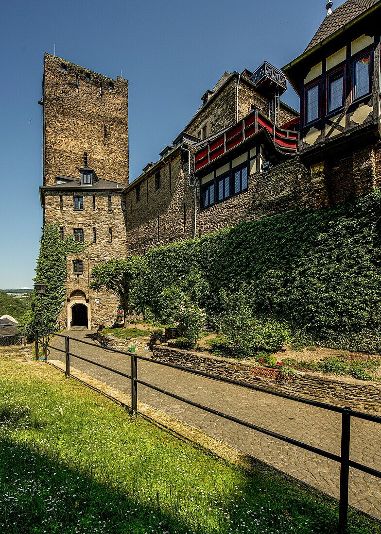 Gate tower and hotel building on the Schönburg, Oberwesel, Upper Middle Rhine Valley, Rhineland-Palatinate, Germany