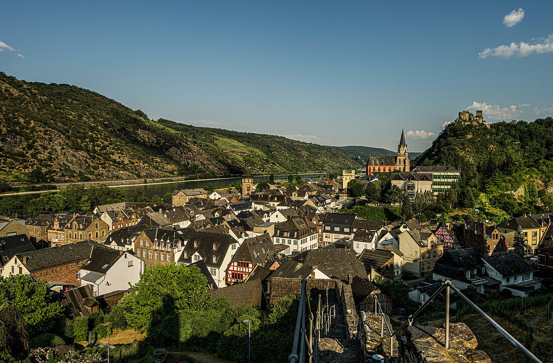 Blick vom Wehrgang der Stadtmauer auf die Altstadt von Oberwesel im Rheintal und die Schönburg, Oberes Mittelrheintal, Rheinland-Pfalz, Deutschland