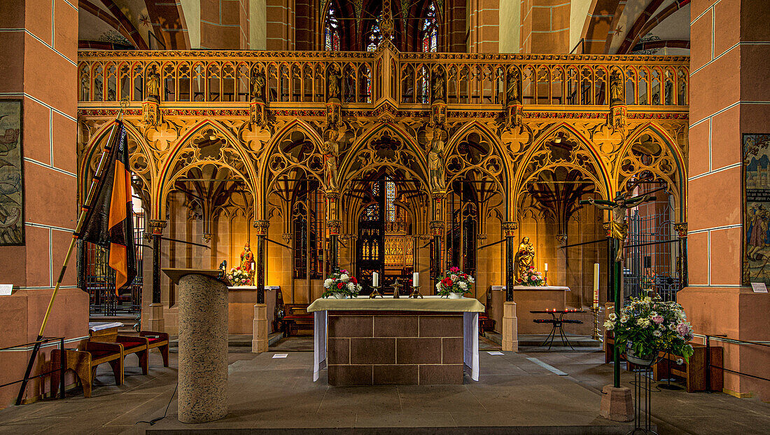 Altarraum und gotischer Chor in der Liebfrauenkirche von Oberwesel, Oberes Mittelrheintal, Rheinland-Pfalz, Deutschland