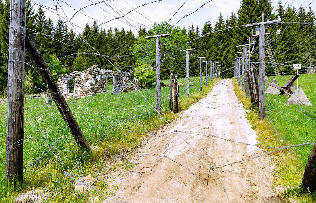 Gedenkstätte des Eisernen Vorhangs im Moldautal, bei Bučina, Böhmerwald, Tschechien