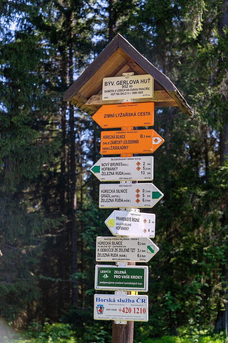 Wegweiser für Radwege und Wanderwege bei Gerlova Huť im Biosphärenreservat Šumava, Böhmerwald, Tschechien