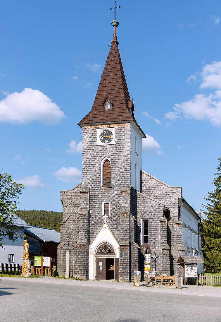 Kirche St. Stephan in Kvilda im Nationalpark Šumava im Böhmerwald, Tschechien