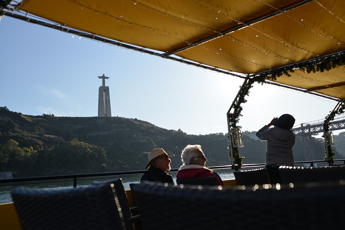 Cristo Rei, Christus-Statue in Lissabon, vom Fluss Tejo gesehen, Portugal