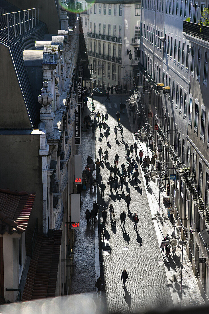 Menschen von oben in der Altstadt von Lissabon, Portugal