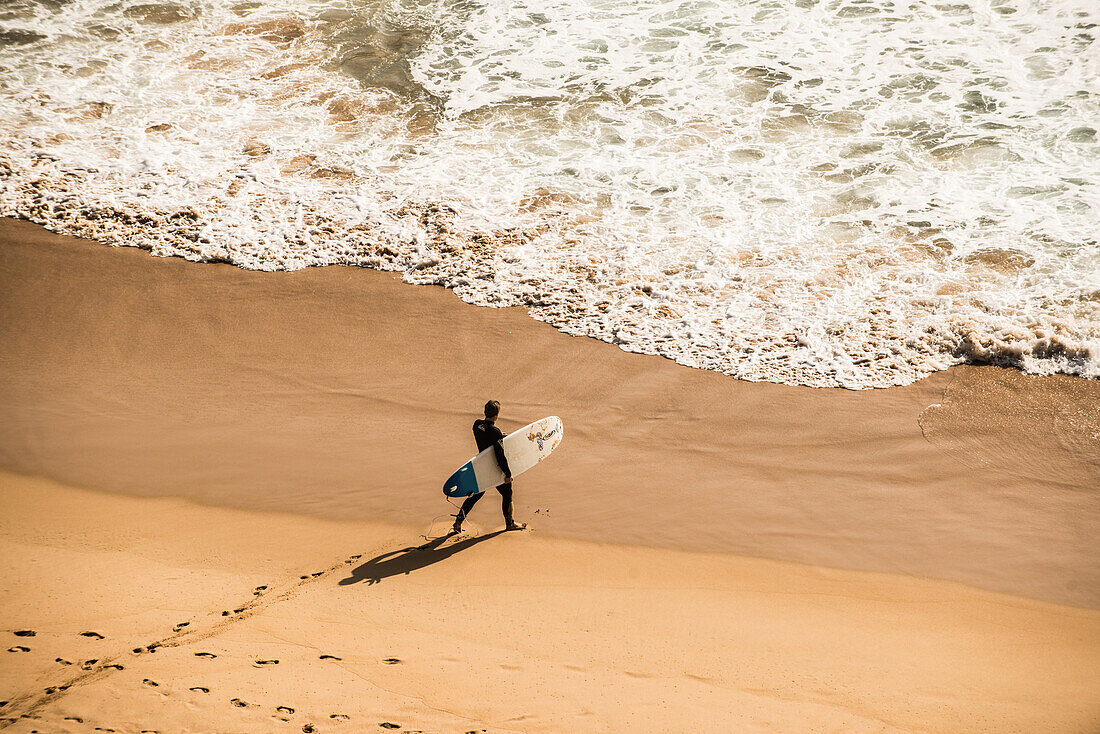 Surf Lifestyle, Surfer am Strand von Sagres, Algarve, Portugal