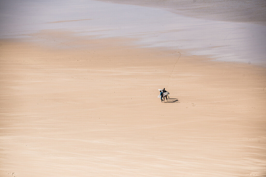 Surfer am Strand von oben, Algarve, Portugal