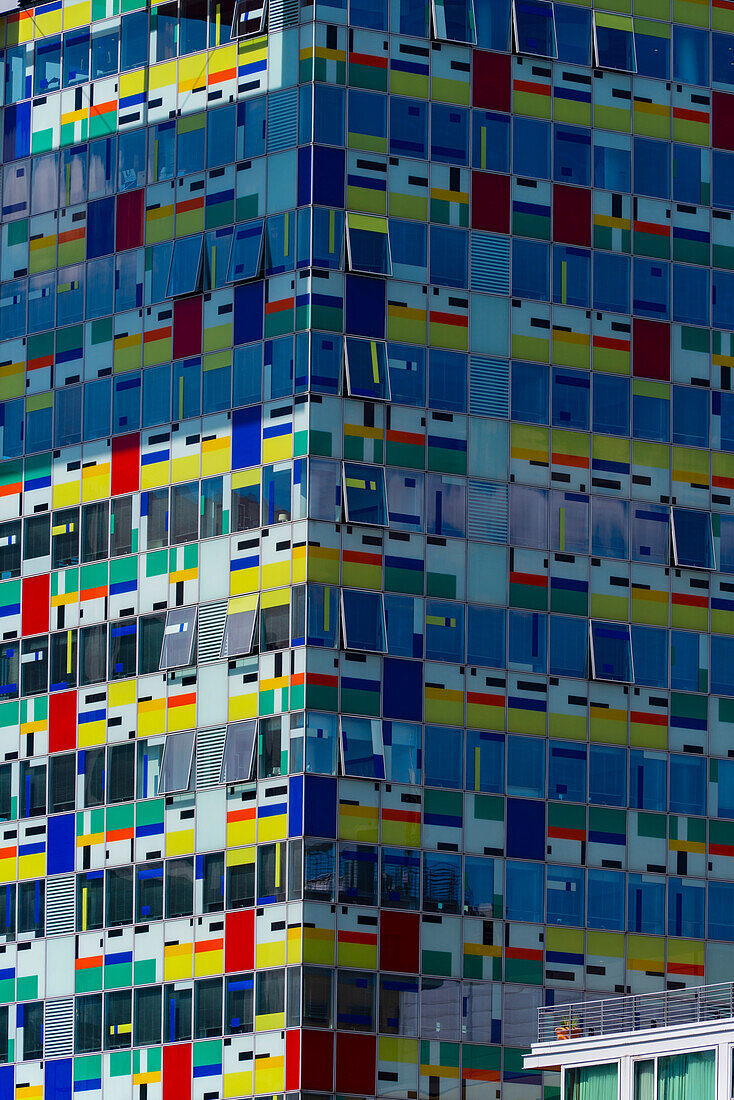 Colorium skyscraper, facade with colored glass panels, architect William Alsop, Julo-Levin-Ufers in the Media Harbour, Dusseldorf, North Rhine-Westphalia, Germany, Europe