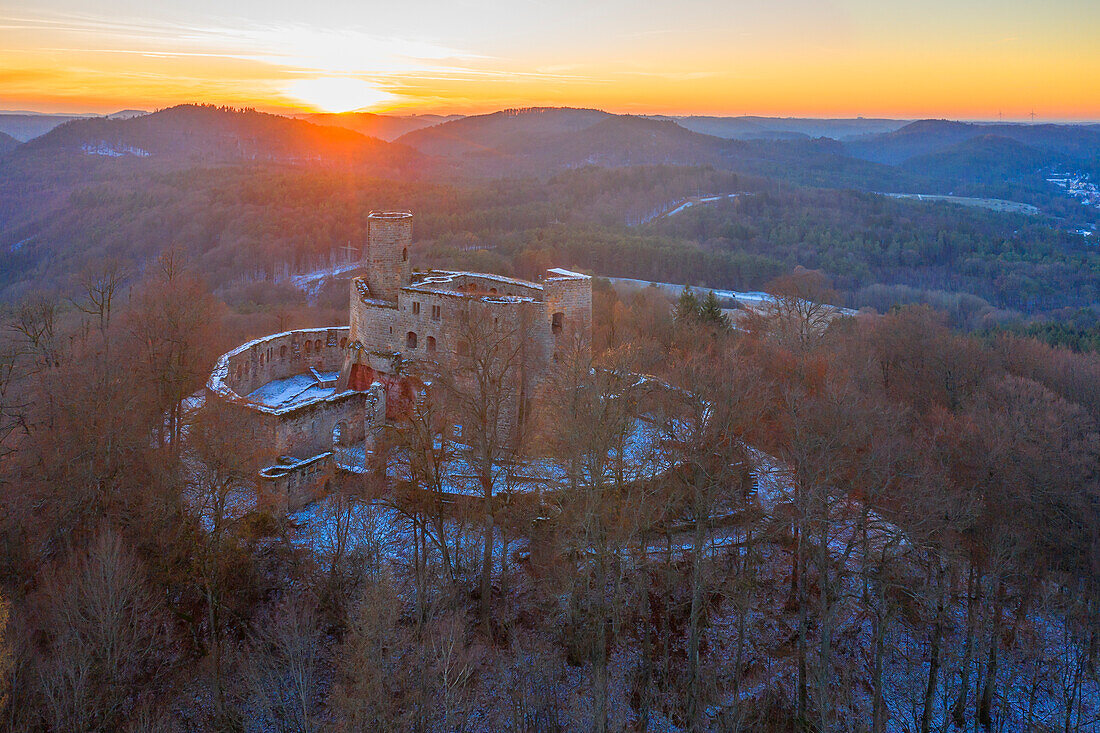 Burg Gräfenstein bei Sonnenuntergang im Winter, Merzalben, Pfälzer Wald, Rheinland-Pfalz, Deutschland