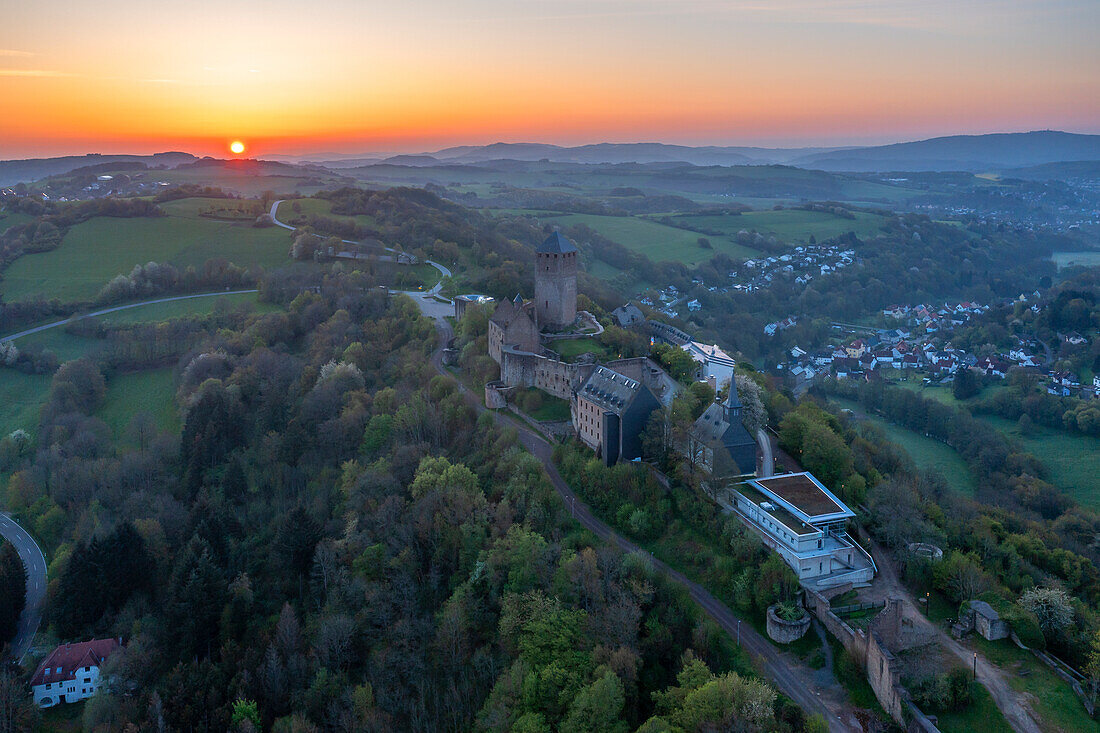 Burg Lichtenberg bei Sonnenaufgang, Thallichtenberg, Pfälzer Bergland, Pfälzerwald, Rheinland-Pfalz, Deutschland