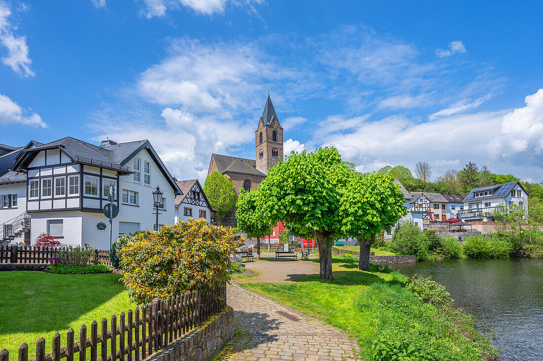 Ulmener Maar mit Ort und Pfarrkirche St. Matthias, Ulmen, Eifel, Rheinland-Pfalz, Deutschland