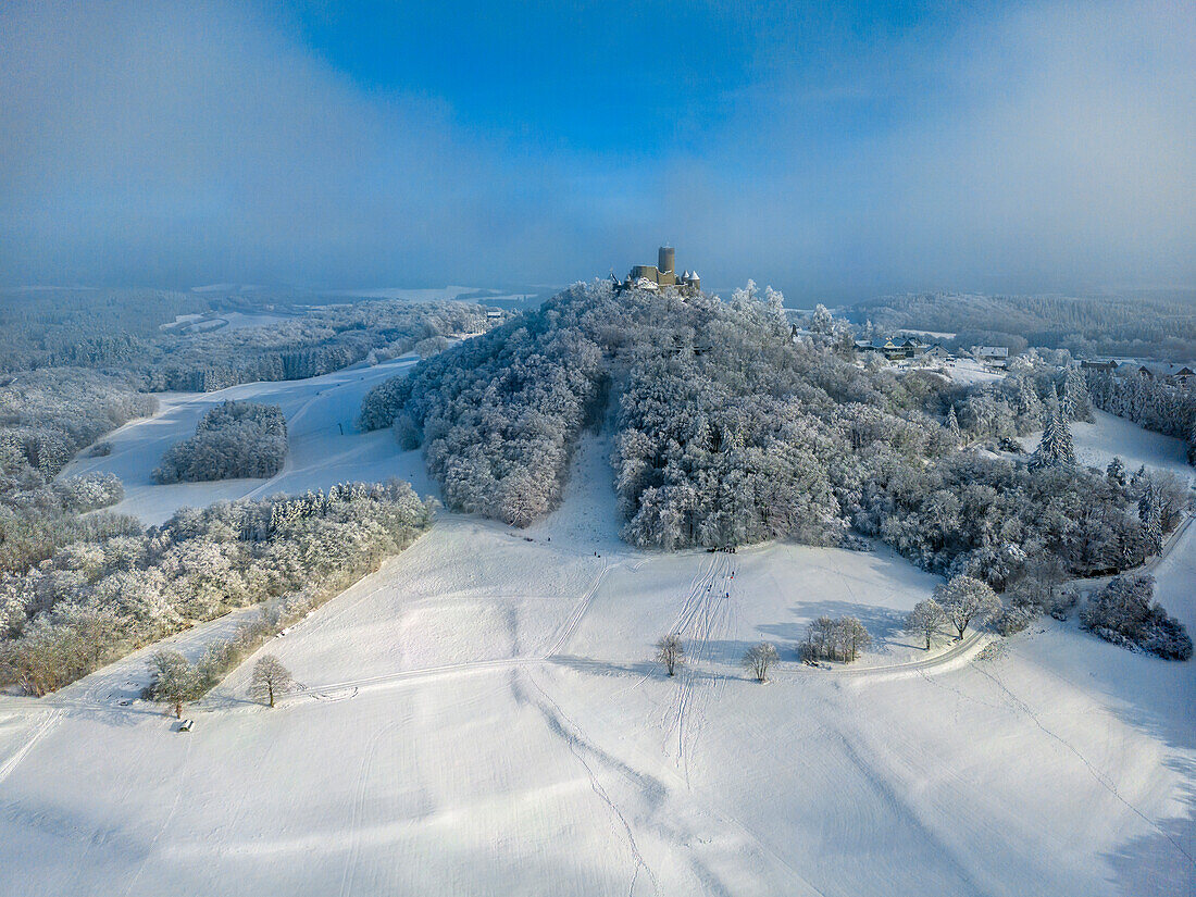 Blick auf die Burg Nürburg im Winter, über dem Ort Nürburg, Eifel, Rheinland-Pfalz, Deutschland