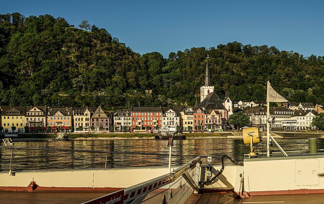 Blick von der Fähre Loreley auf die Altstadt von St. Goar, Oberes Mittelrheintal, Rheinland-Pfalz, Deutschland