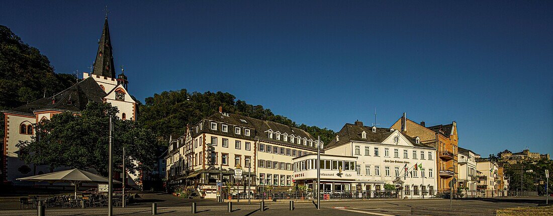 Evangelical collegiate church and hotels on the market square of St. Goar, in the background Rheinfels Castle, Upper Middle Rhine Valley, Rhineland-Palatinate, Germany