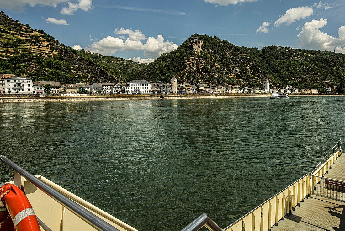 Blick von der Rheinfähre Loreley auf Burg Katz und St. Goarshausen, Oberes Mittelrheintal, Rheinland-Pfalz, Deutschland