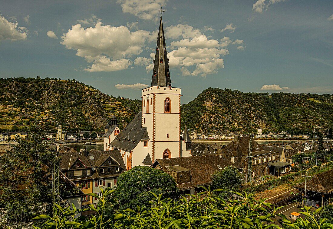 Blick vom Aussichtspunkt auf die Altstadt von St. Goar, im Hintergrund das Rheinufer von St. Goarshausen, Oberes Mittelrheintal, Rheinland-Pfalz, Deutschland