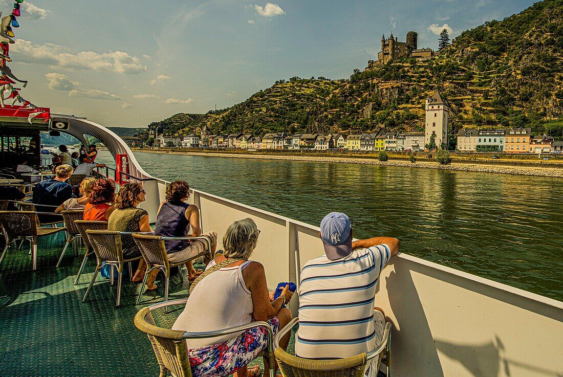 Passagiere eines Panoramaschiffs, Blick auf die Altstadt von St. Goarshausen, Oberes Mittelrheintal, Rheinland-Pfalz, Deutschland