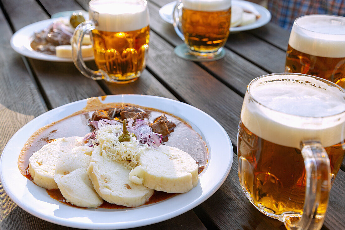 Rindergulasch mit böhmischen Knödeln und Bier vom Fass,  Český Krumlov, Südböhmen, Tschechien