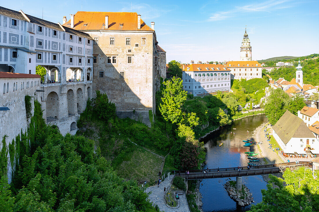 Altstadt mit Mantelbrücke, Schloss, und Schlossturm, Český Krumlov, Südböhmen, Tschechien