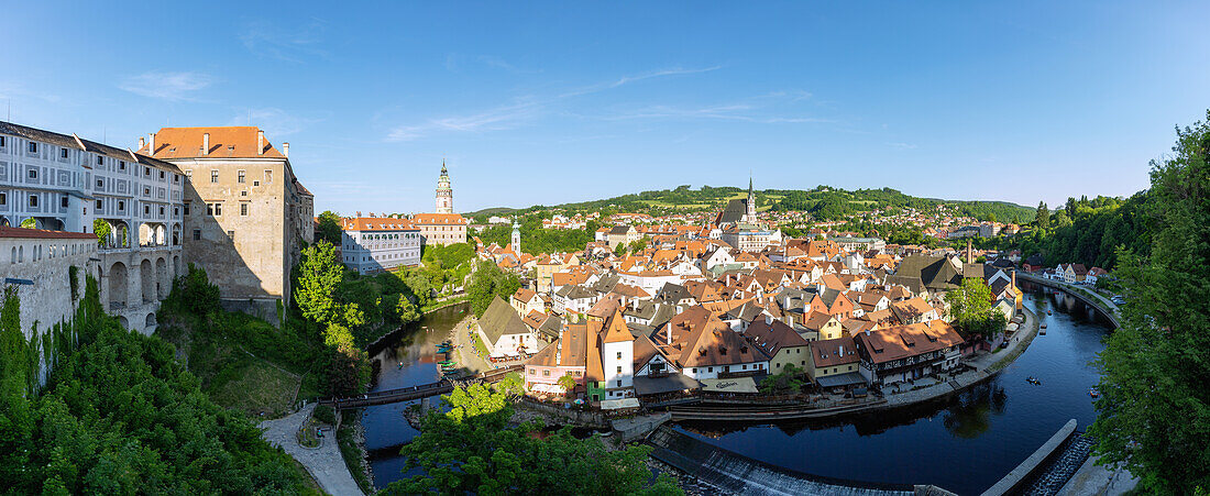 Altstadt von Český Krumlov mit Moldauschleife, Mantelbrücke, Schloss und Schlossturm, Český Krumlov, Südböhmen, Tschechien