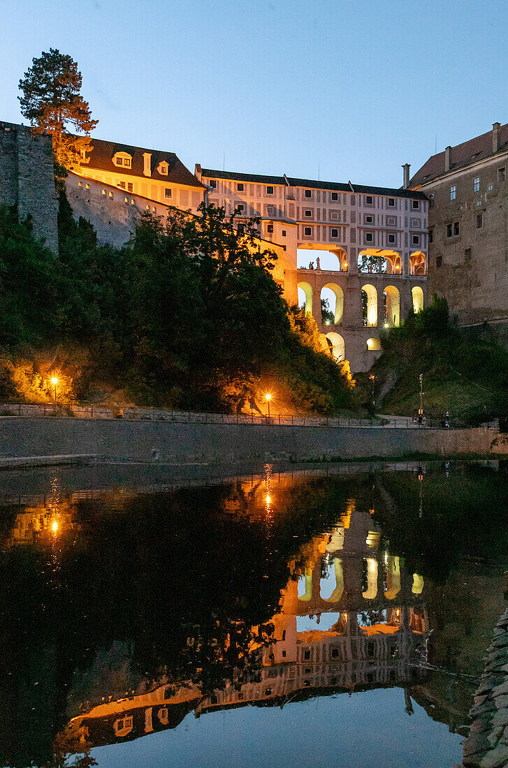 Schloss und Mantelbrücke über der Moldau im Abendlicht, Český Krumlov, Südböhmen, Tschechien