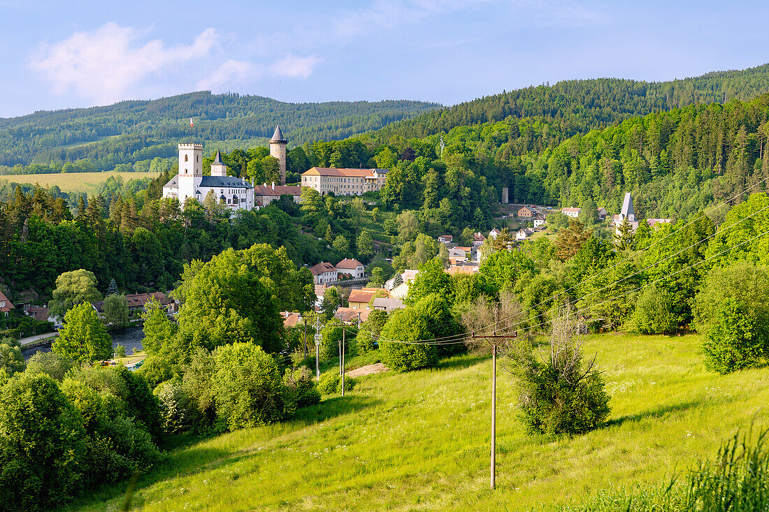 Blick auf Rožmberk nad Vltavou mit Burg Rožmberk, Südböhmen, Tschechien