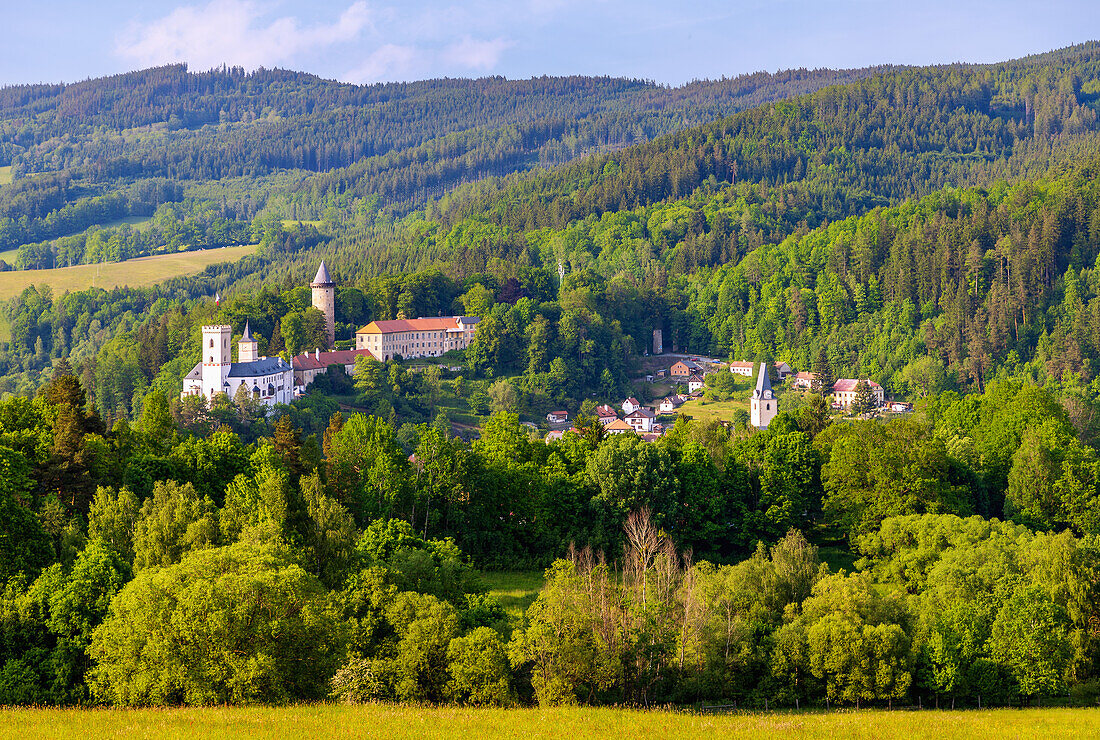 Blick auf Rožmberk nad Vltavou mit Burg Rožmberk, Südböhmen, Tschechien