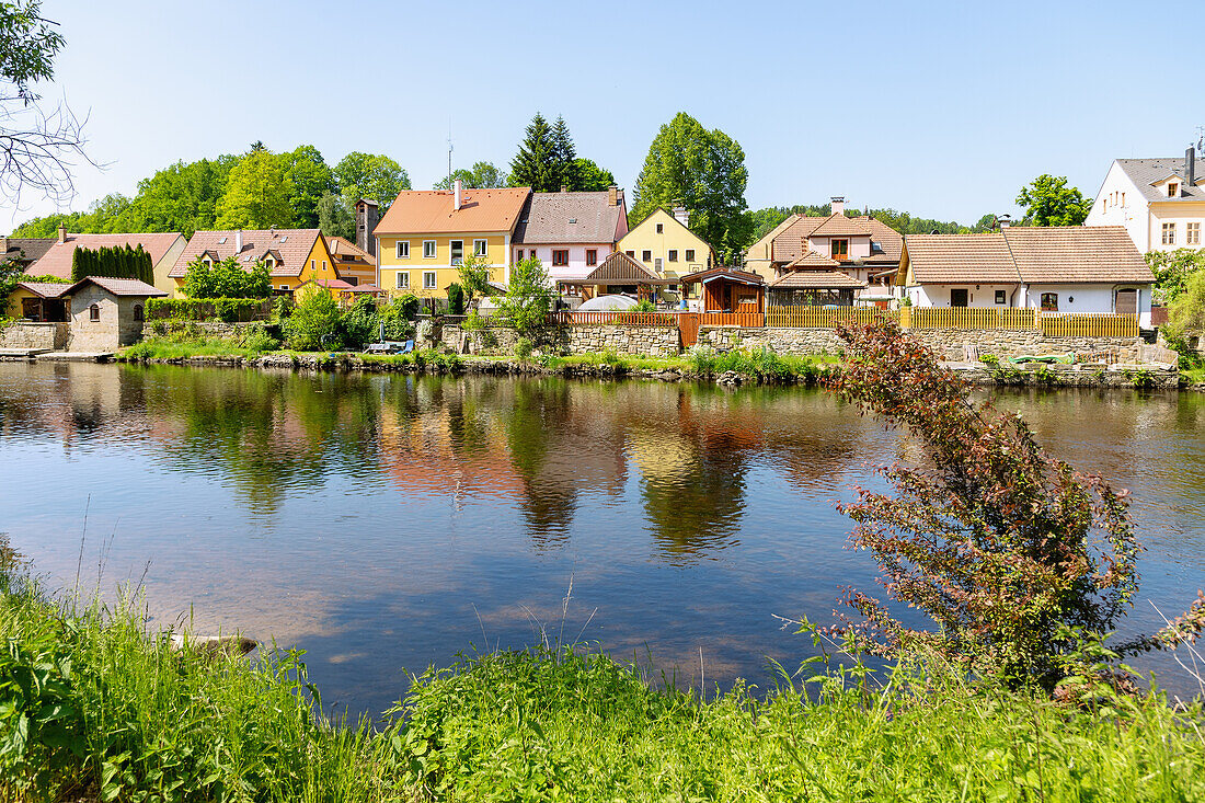 Häuser am Ufer der Moldau, Rožmberk nad Vltavou, Südböhmen, Tschechien