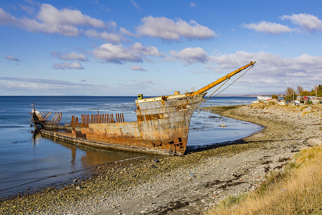 Ein Schiffswrack an der Küste bei Punta Arenas im Süden von Chile zwischen Atlantik und Pazifik, Patagonien, Südamerika