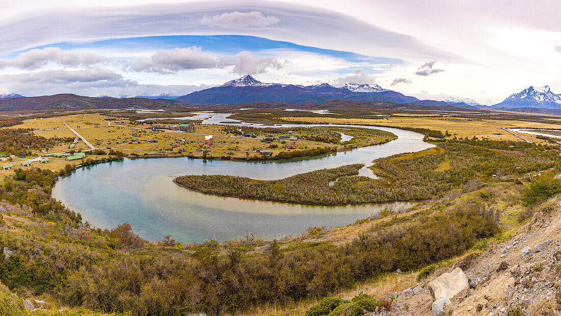 Blick über die Siedlung Villa Rio Serrano und den gleichnamigen Fluss auf die Berge Cerro Donoso und Cerro Ferrier im Herbst, Torres del Paine Nationalpark, Chile, Patagonien
