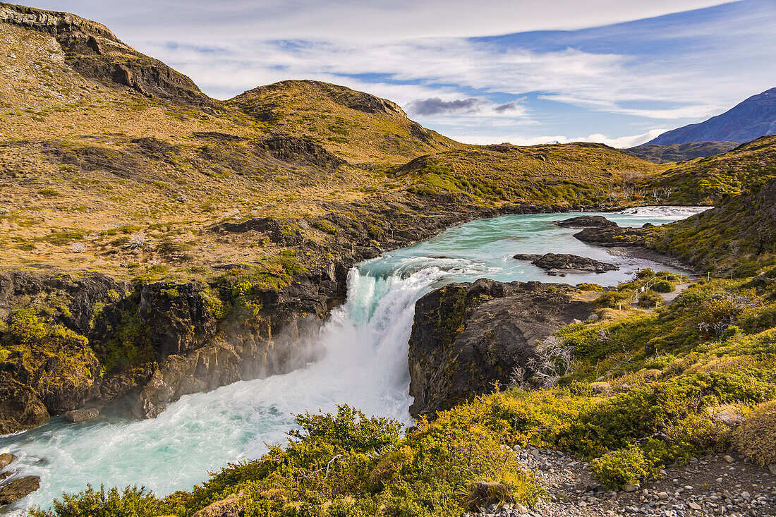 Der Wasserfall und die Gischt am Salto Grande am Rio Paine Fluss am Lago Pehoe, Torres del Paine Nationalpark, Chile, Patagonien, Südamerika