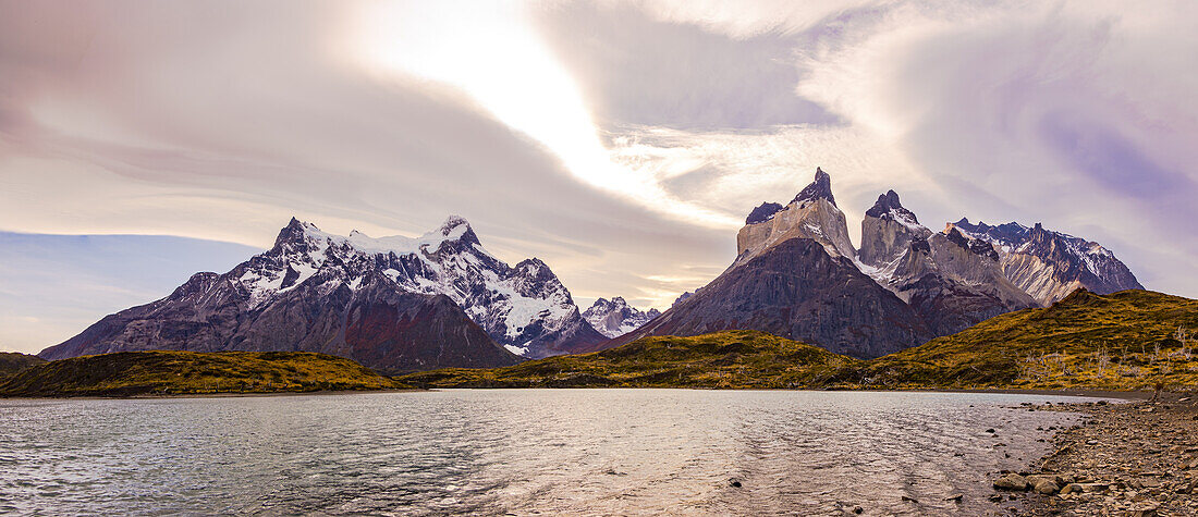 Die markanten Cuernos del Paine gesehen vom Mirador del Cuernos am Lago Nordernskjold, Torres del Paine Nationalpark, Chile, Patagonien