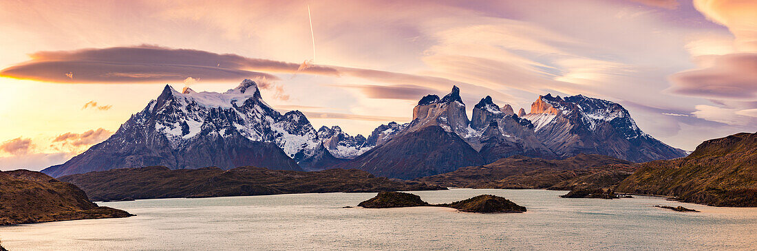 Das Torres del Paine Bergmassiv bei Abendrot und Sonnenuntergang am Pehoe See, Torres del Paine Nationalpark, Chile, Patagonien, Südamerika